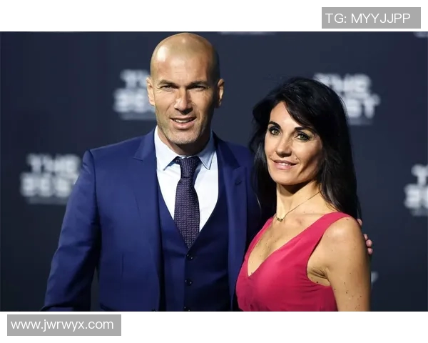 外国足球明星携手爱妻在绿茵场上拍摄浪漫婚纱照记录幸福瞬间