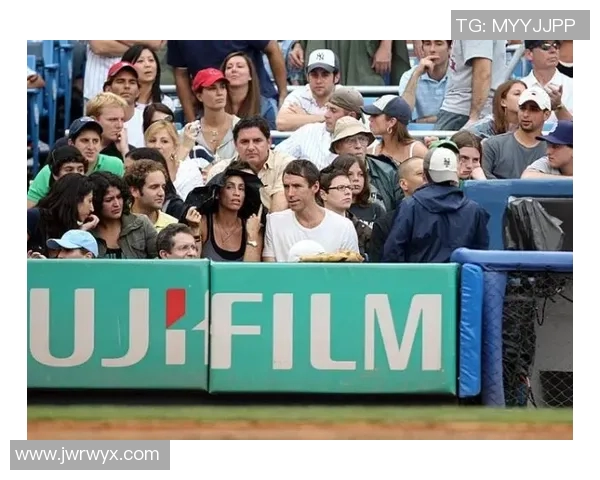 街头偶遇世界级足球巨星引发热议球迷合影场面火爆 街头偶遇世界级足球巨星引发热议球迷合影场面火爆